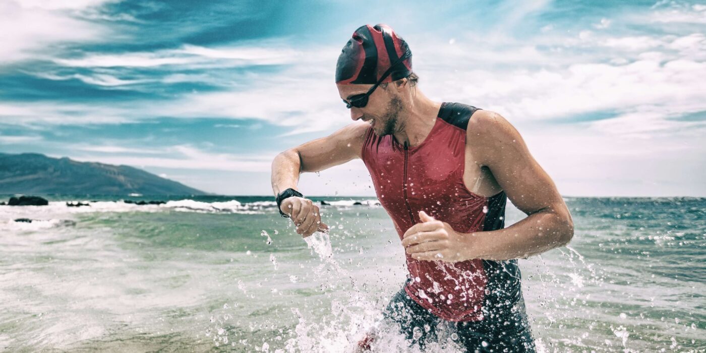 Homem checando o melhor monitor cardiaco e relogio durante o treino