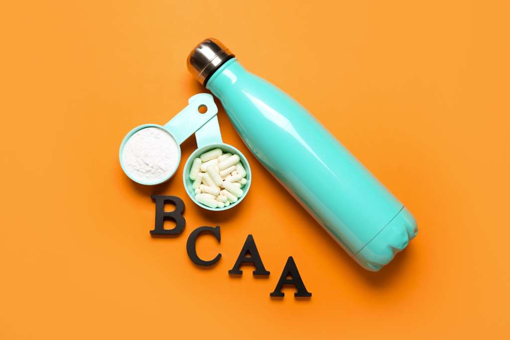 Mulher tomando o melhor BCAA para recuperação muscular